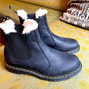 Doc Marten’s 2976 Women’s Faur Fur lined Chelsea Boots— Leonore Black
